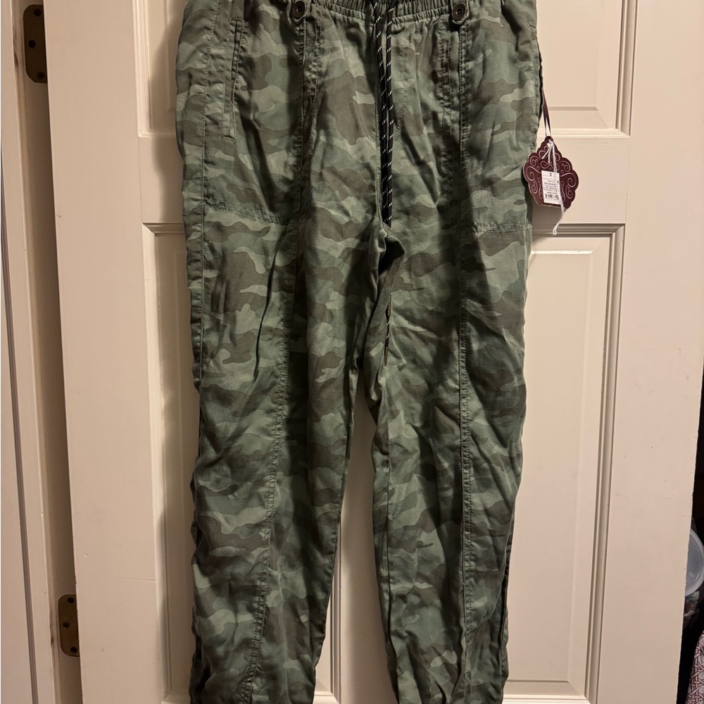 Wonen’s Camouflage Cargo Pants